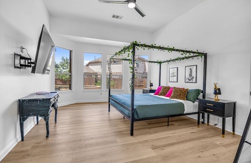 Georgetown Casa | Spacious high ceilings, a refreshing pool, and a BBQ area. Just 30 mins from Austin,