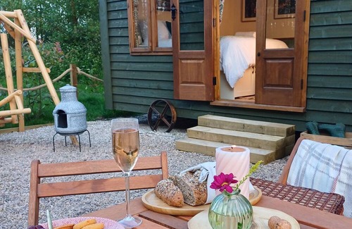 Fangfoss Cabina | Luxury Retreat with Hot Tub near York -Adults Only
