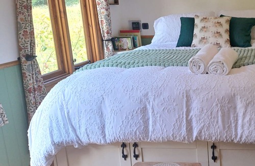 Fangfoss Cabina | Luxury Retreat with Hot Tub near York -Adults Only