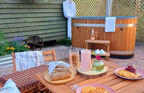 Fangfoss Cabina | Luxury Retreat with Hot Tub near York -Adults Only