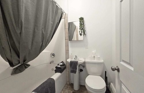 Moose Jaw Apartamento | Best Airbnb in MJ Sleeps 2 Parking Coffee