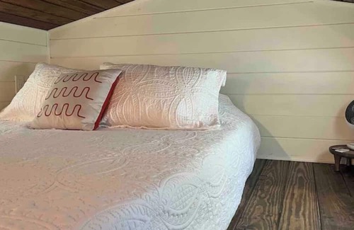 Ririe Alquiler De RV | Reconnect with nature and create memories at River Rowed Tiny Home.
