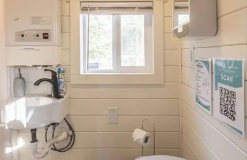 Ririe Alquiler De RV | Reconnect with nature and create memories at River Rowed Tiny Home.