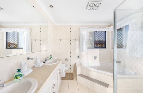 Stretton Casa | 5 BR family house close to Highway and mall
