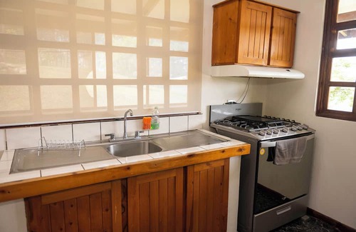 Roble Cabaña | Tranquil Retreat with Stunning Views and Cozy Fireplace
