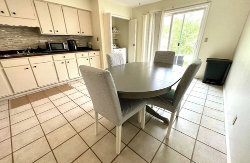 Delaware County Apartamento | Two Bedroom Fully Furnished with Amenities. 1 Car Garage.