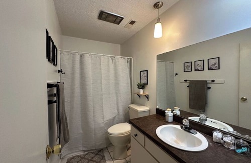 Delaware County Apartamento | Two Bedroom Fully Furnished with Amenities. 1 Car Garage.