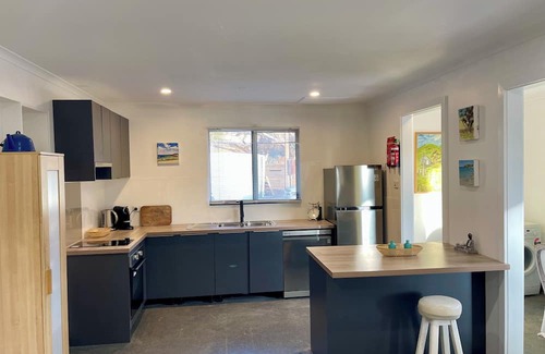 Duncan Otro | Large beachside Homestead, private apartments, fireplace, 3 min walk to beach.n