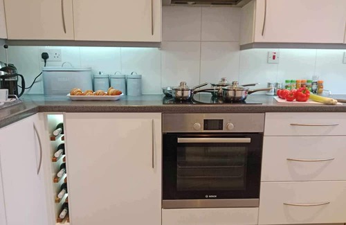 Aylesbury Casa | Monmouth House Aylesbury Premier Quality Accommodation Sleeps Up to 6 Guests