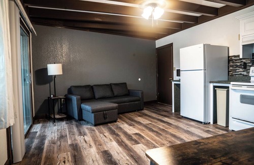 Albany Apartamento | Handicap Accessible 1 Bedroom Suite with a Balcony overlooking Lake Cumberland.