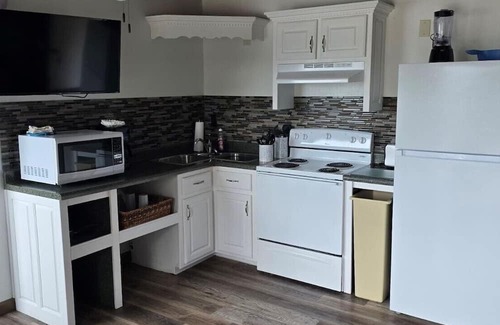 Albany Apartamento | Handicap Accessible 1 Bedroom Suite with a Balcony overlooking Lake Cumberland.