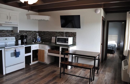 Albany Apartamento | Handicap Accessible 1 Bedroom Suite with a Balcony overlooking Lake Cumberland.