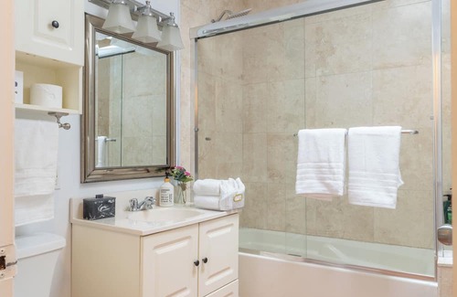 South Surrey Casa | Chic Private Modern Home with All Amenities: Your Perfect Getaway!