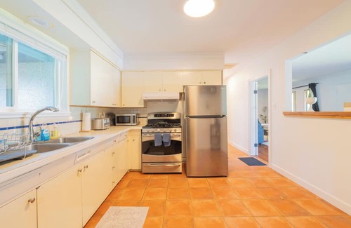 South Surrey Casa | Chic Private Modern Home with All Amenities: Your Perfect Getaway!