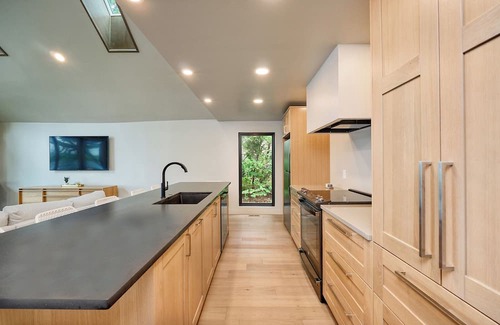 Maple Plain Casa | Serenity Shore: Modern Getaway