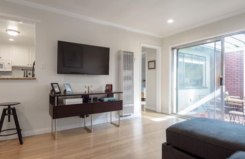 Valley Village Apartamento | Clean and Airy Apartment in Valley Village