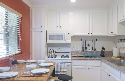 Valley Village Apartamento | Clean and Airy Apartment in Valley Village