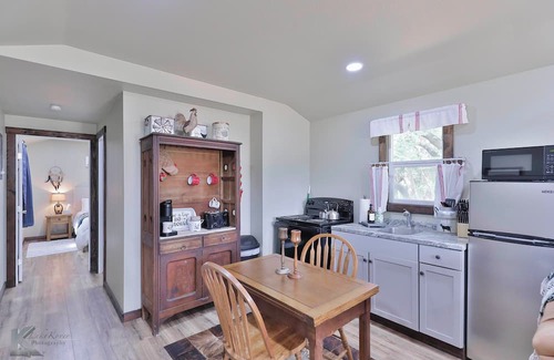 Buffalo Gap Cabina | Cozy 1 bd cabin "The Cowboy", on Christmas tree farm near Perini Ranch