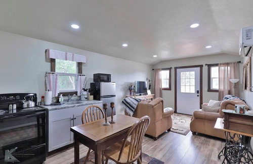 Buffalo Gap Cabina | Cozy 1 bd cabin "The Cowboy", on Christmas tree farm near Perini Ranch