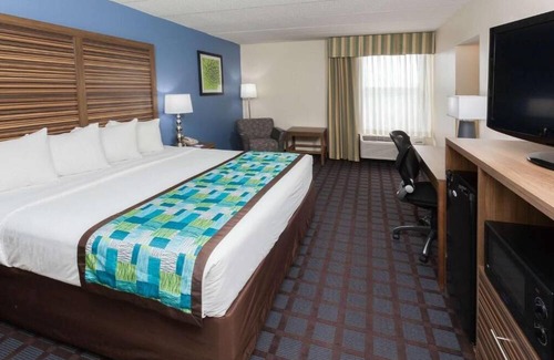Fishers Casa | Relax from the trip in a Whirlpool! Suite Just off the I-69 w/ Free Breakfast