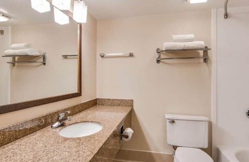 Fishers Casa | Your Go-To for Comfort: Rooms with Modern Amenities & Poolside Fun