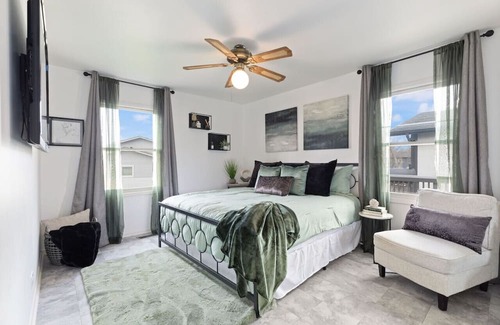 Country Club Hills Casa | Escape to The Hills: Spacious 3-Bed Retreat with Family & Game Rooms - Sleeps 8!
