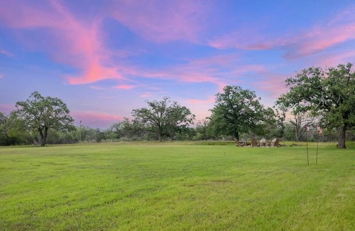 Willow City Cama Y Desayuno | Porter Haus: Wildflower | 1/1 King Suite, Breakfast Provided