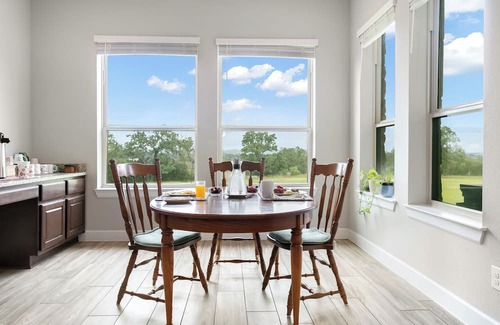 Willow City Cama Y Desayuno | Porter Haus: Wildflower | 1/1 King Suite, Breakfast Provided