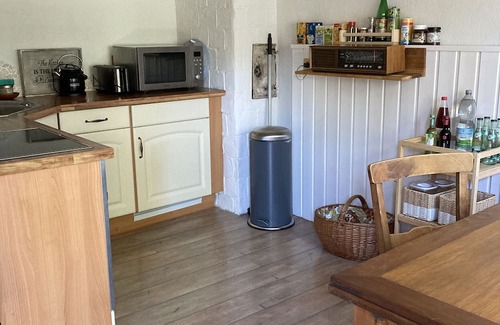 Reiselfingen Apartamento | Apartment 'Ferienwohnung Mondschaukel' in Löffingen with Private Terrace and Wi-Fi