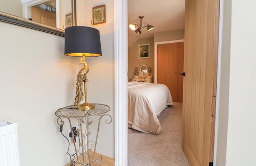 Farlow Cabaña | BURROWS END, pet friendly, with open fire in Cleobury Mortimer