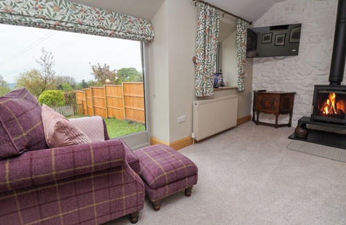 Farlow Cabaña | BURROWS END, pet friendly, with open fire in Cleobury Mortimer