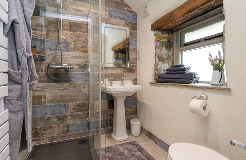 Farlow Cabaña | BURROWS END, pet friendly, with open fire in Cleobury Mortimer