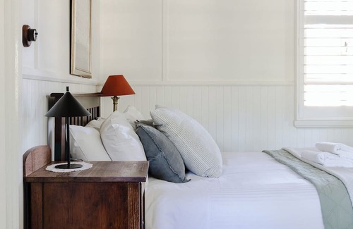 Rosa Brook Cabaña | Charmingly restored, stylish traditional farm cottage set in beautiful gardens