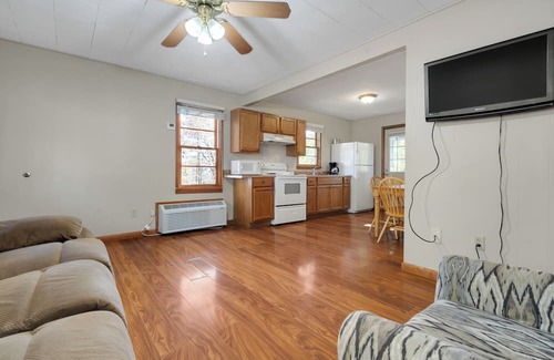 Jamestown Cabina | Charming 3-Bedroom Rustic Cabin 1/2 Mile from Marina and Boat Ramp! #412