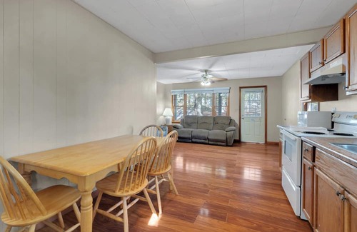 Jamestown Cabina | Charming 3-Bedroom Rustic Cabin 1/2 Mile from Marina and Boat Ramp! #412