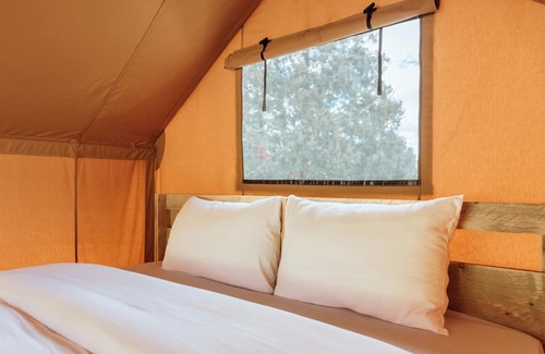 Cassville Alquiler De RV | Luxury Safari Tent near Roaring River State Park