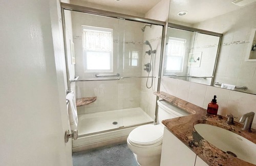 Long Beach Casa | Sunny Beach House 4 blocks to beach! Private Backyard, Parking, Garage, Laundry