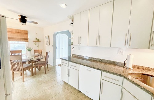 Long Beach Casa | Sunny Beach House 4 blocks to beach! Private Backyard, Parking, Garage, Laundry