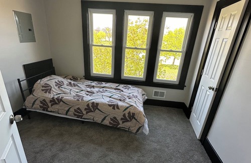 Roseville Casa | Modern Oasis: Spacious 6-Bedroom