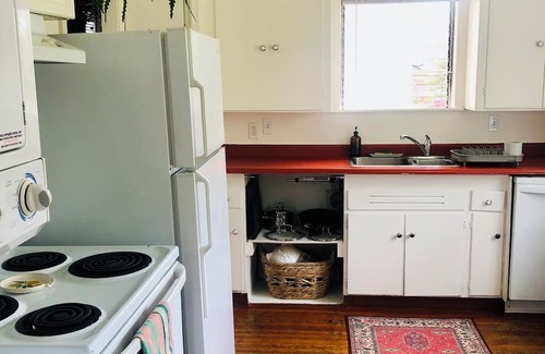 West Point Grey Casa | Charming Home in Kitsilano FREE Parking+Laundry