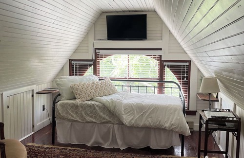 Barnstable Cama Y Desayuno | Victorian by the Sea - Tower Room at Beechwood Manor