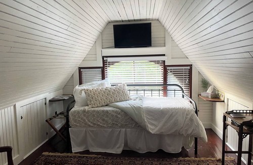 Barnstable Cama Y Desayuno | Victorian by the Sea - Tower Room at Beechwood Manor