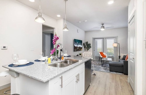 Lewisville Apartamento | Stylish 1BD: Pool, Fitness & Workspace Oasis