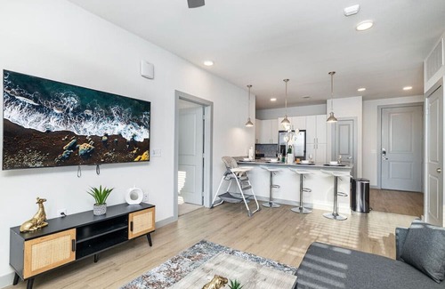 Lewisville Apartamento | Elegant 2BD: Pool, Fitness & Organized Workspace
