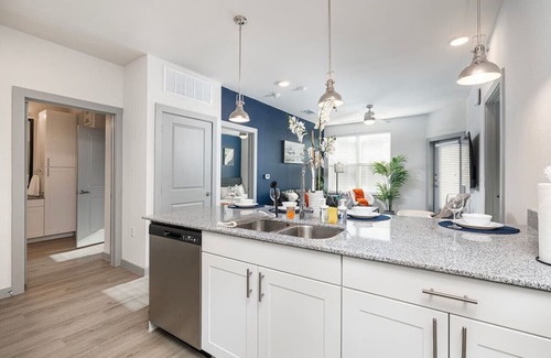 Lewisville Apartamento | Elegant 2BD: Pool, Fitness & Organized Workspace