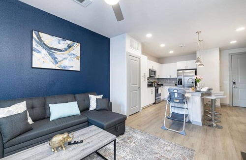 Lewisville Apartamento | Elegant Lakeside 1BD: Pool, Gym & Cozy Workspace