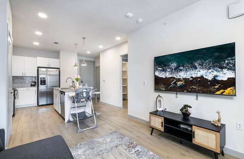 Lewisville Apartamento | Elegant Lakeside 1BD: Pool, Gym & Cozy Workspace