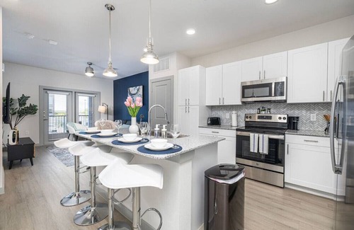 Lewisville Apartamento | Elegant Lakeside 1BD: Pool, Gym & Cozy Workspace