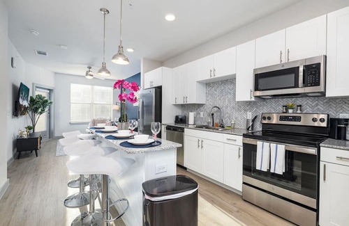 Lewisville Apartamento | Tranquil Lakeside 1BD: Pool, Workout & Desk Space