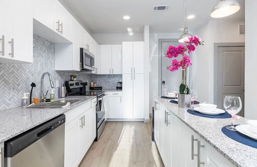 Lewisville Apartamento | Tranquil Lakeside 1BD: Pool, Workout & Desk Space
